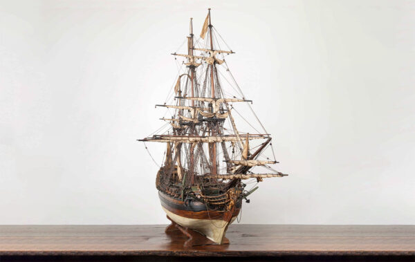 EEN CONTEMPORAIN VOLLEDIG ROMPMODEL VAN HET NEDERLANDSE 36 STUKS KANONNEN TELLENDE KOOPVAARDIJFREGAT 'MERCURIUS' (1747)